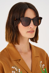 Profile view of model wearing the Oroton Raleigh Polarised Sunglasses in Signature Tort and Bio acetate (Biodegradeable) for Women