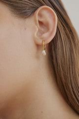 Profile view of model wearing the Oroton Melody Multi Pearl Huggies in 18K Gold and Sustainably sourced 925 Sterling Silver for Women