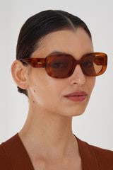 Profile view of model wearing the Oroton Haylen Sunglasses in Amber Tort and Acetate for Women